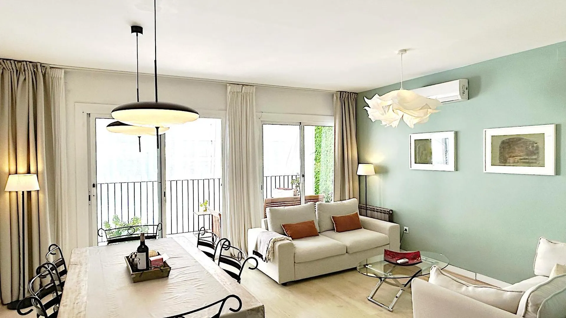 Abbott Apartment - 1 Min From The Beach - 100M2 - Sleeps 8 Sitges